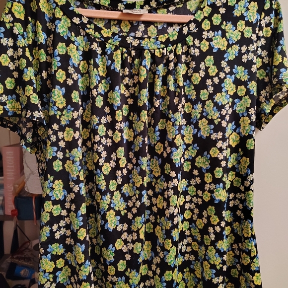 Short sleeve roundNECKLINE FLORAL SOFT COOL BLUE/GREEN WHIMSICAL SUMMERTIME TOP - Picture 2 of 6